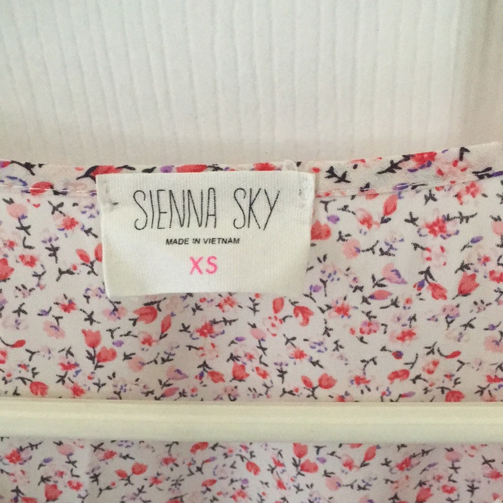 Pink and White Sienna Sky Top, Size XS - Picture 2 of 6